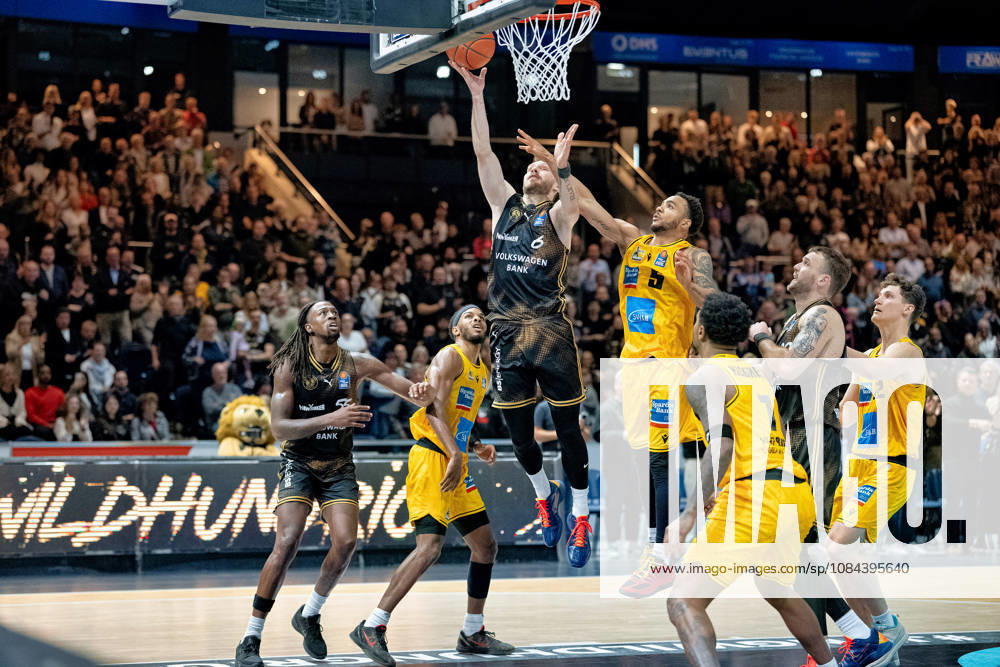 Ferdinand Zylka (Nr. 6 Basketball Loewen Braunschweig) gegen Ish Leggett (Nr. 5 MHP Riesen Ludwigsburg) am Korb GER, Basketball Loewen Braunschweig gegen MHP Riesen Ludwigsburg, Basketball, easyCredit BBL, Woche 3, Spielzeit 2026 27, 11.10.2026 GER, Basketball Loewen Braunschweig gegen MHP Riesen Ludwigsburg, Basketball, easyCredit BBL, Woche 3, Spielzeit 2026 27, 11.10.2026 Braunschweig