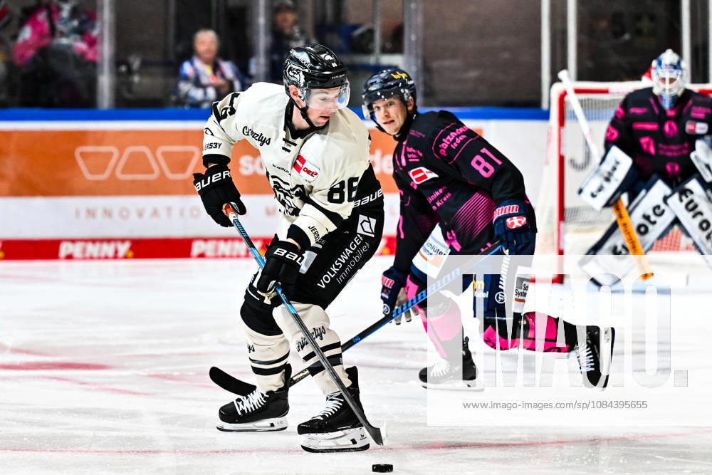 Tyler Morley (Grizzlys Wolfsburg, 86) Mac Hollowell (Iserlohn Roosters, 81), GER, Iserlohn Roosters vs. Grizzlys Wolfsburg, Eishockey, Penny-DEL, 08. Spieltag, Spielzeit 2026 2027, 11.10.2026, GER, Iserlohn Roosters vs. Grizzlys Wolfsburg, Eishockey, Penny-DEL, 08. Spieltag, Spielzeit 2026 2027, 11.10.2026 Iserlohn