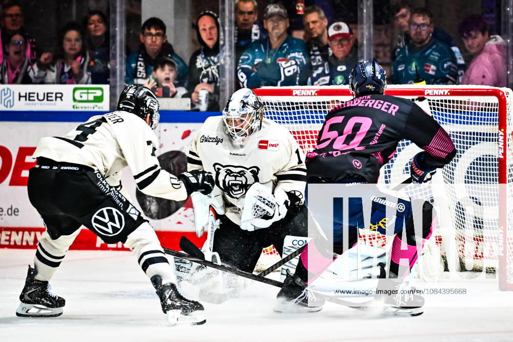 Peter Spornberger (Iserlohn Roosters, 50) Dustin Strahlmeier (Grizzlys Wolfsburg, 1) Yanik Möser (Grizzlys Wolfsburg, 24), GER, Iserlohn Roosters vs. Grizzlys Wolfsburg, Eishockey, Penny-DEL, 08. Spieltag, Spielzeit 2026 2027, 11.10.2026, GER, Iserlohn Roosters vs. Grizzlys Wolfsburg, Eishockey, Penny-DEL, 08. Spieltag, Spielzeit 2026 2027, 11.10.2026 Iserlohn