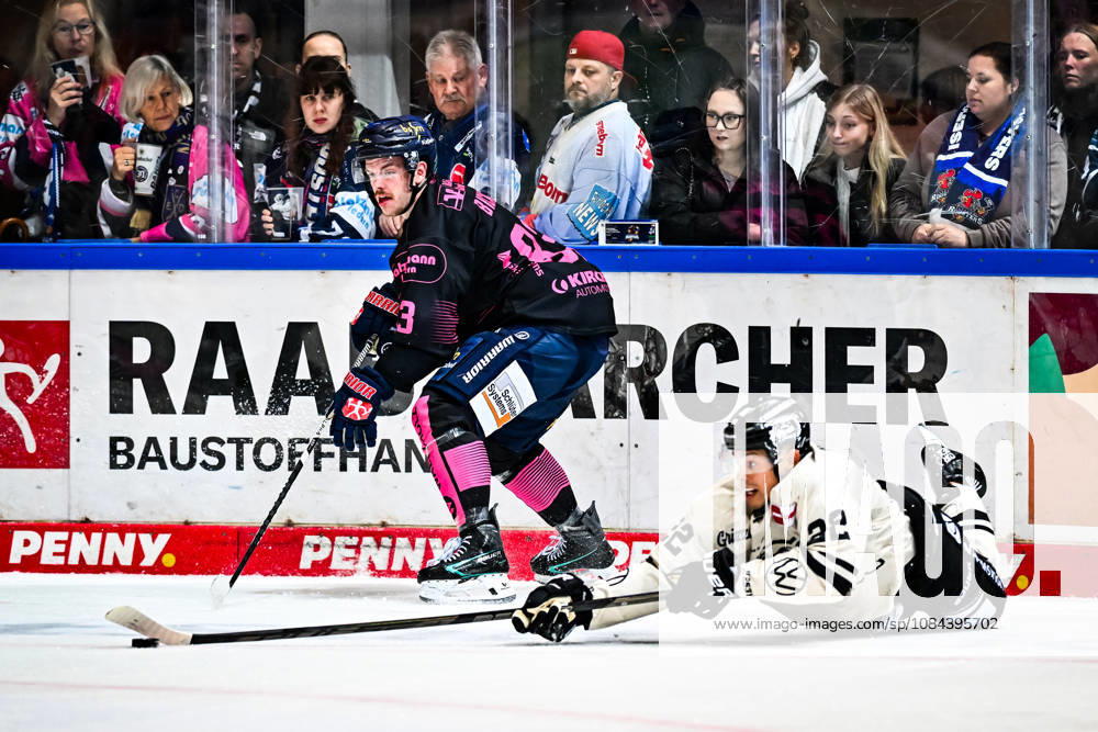 Daryl Boyle (Grizzlys Wolfsburg, 22) Kevin Bicker (Iserlohn Roosters, 83), GER, Iserlohn Roosters vs. Grizzlys Wolfsburg, Eishockey, Penny-DEL, 08. Spieltag, Spielzeit 2026 2027, 11.10.2026, GER, Iserlohn Roosters vs. Grizzlys Wolfsburg, Eishockey, Penny-DEL, 08. Spieltag, Spielzeit 2026 2027, 11.10.2026 Iserlohn
