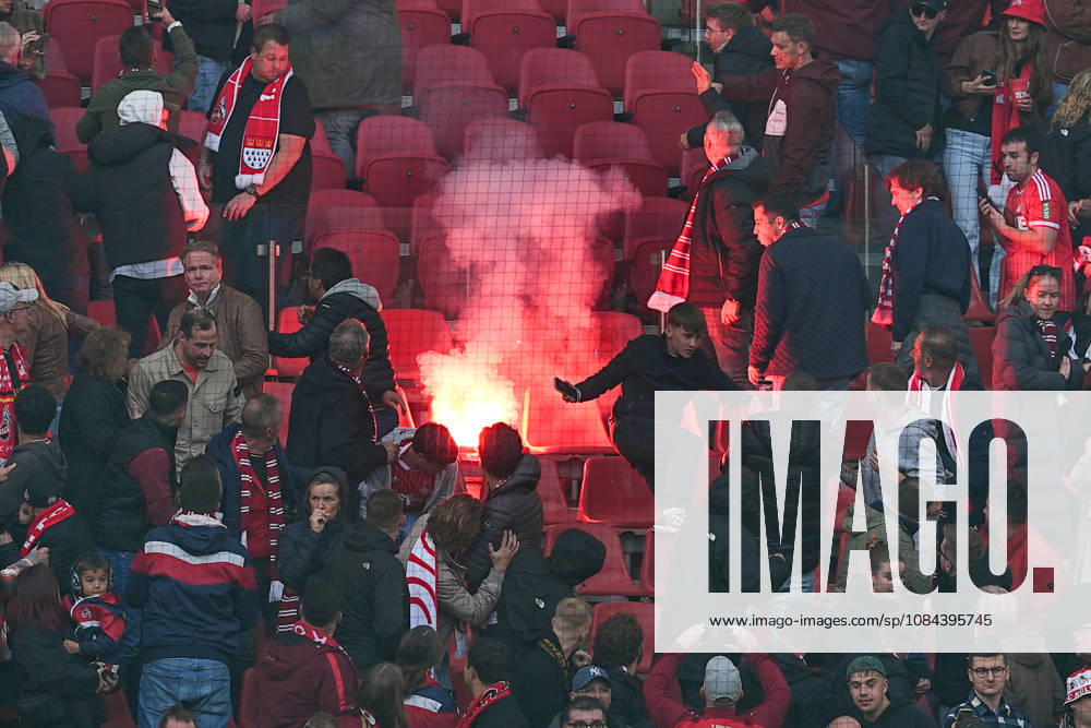 Herren, Fußball, 1.Bundesliga, 1.FC Köln - Borussia Mönchengladbach, Saison 2026 2027, RheinEnergieSTADION: Fans flüchten vor Pyrotechnik welche geworfen wurde DFB regulations prohibit any use of photographs as image sequences and or quasi-video.