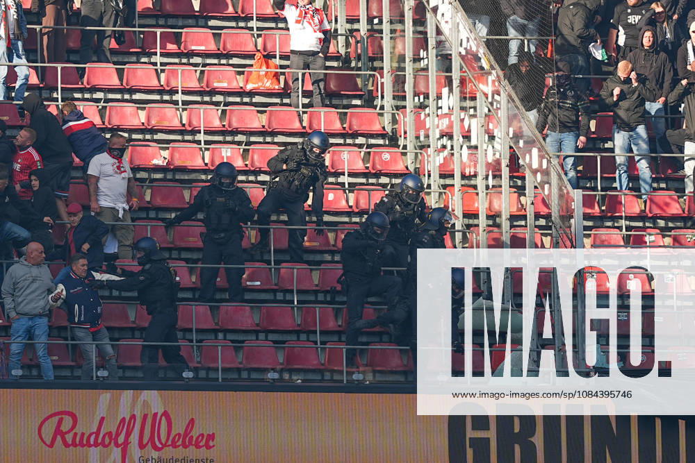 Herren, Fußball, 1.Bundesliga, 1.FC Köln - Borussia Mönchengladbach, Saison 2026 2027, RheinEnergieSTADION: Die Polizei muss einschreiten und beide Fanlager trennen DFB regulations prohibit any use of photographs as image sequences and or quasi-video.