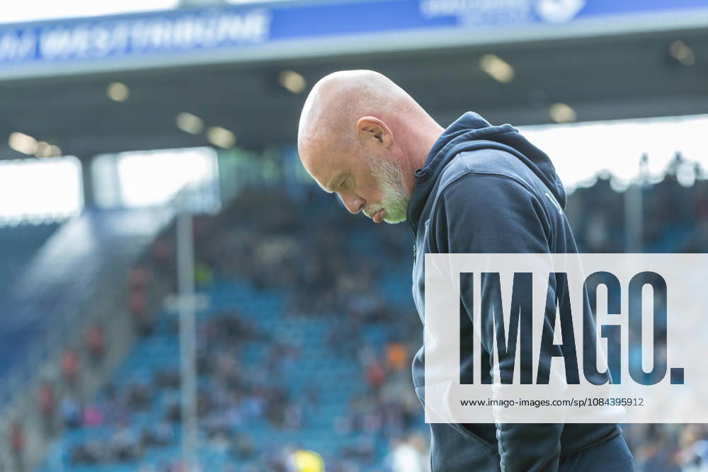 Trainer Uwe Roesler (VfL Bochum) enttaeuscht waehrend des Spiels der 2. Bundesliga zwischen VfL Bochum und Arminia Bielefeld, Ruhrstadion am 11. October 2026 in Bochum, Deutschland. (Foto von Mario Hommes DeFodi Images) +++ Trainer Uwe Roesler (VfL Bochum) looks dejected during the 2nd Bundesliga match between VfL Bochum and Arminia Bielefeld at Vonovia Ruhrstadion on October 11, 2026 in Bochum, Germany. (Photo by Mario Hommes DeFodi Images) DFB DFL REGULATIONS PROHIBIT ANY USE OF PHOTOGRAPHS AS IMAGE SEQUENCES AND OR QUASI-VIDEO. (Photo by Mario Hommes DeFodi Images) -