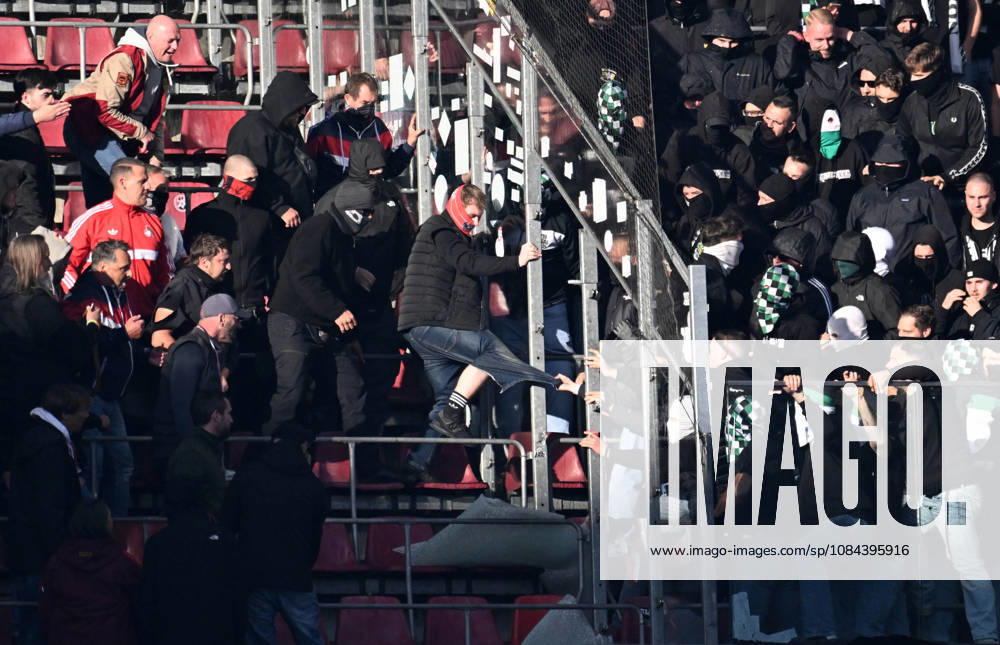 Fussball 1.Bundesliga, 1.FC Koeln - Borussia Mönchengladbach . Ultras und Hooligans vom 1.FC Köln , links und Mönchengladbach gehen in der Nordkurve aufeinander los. Koeln