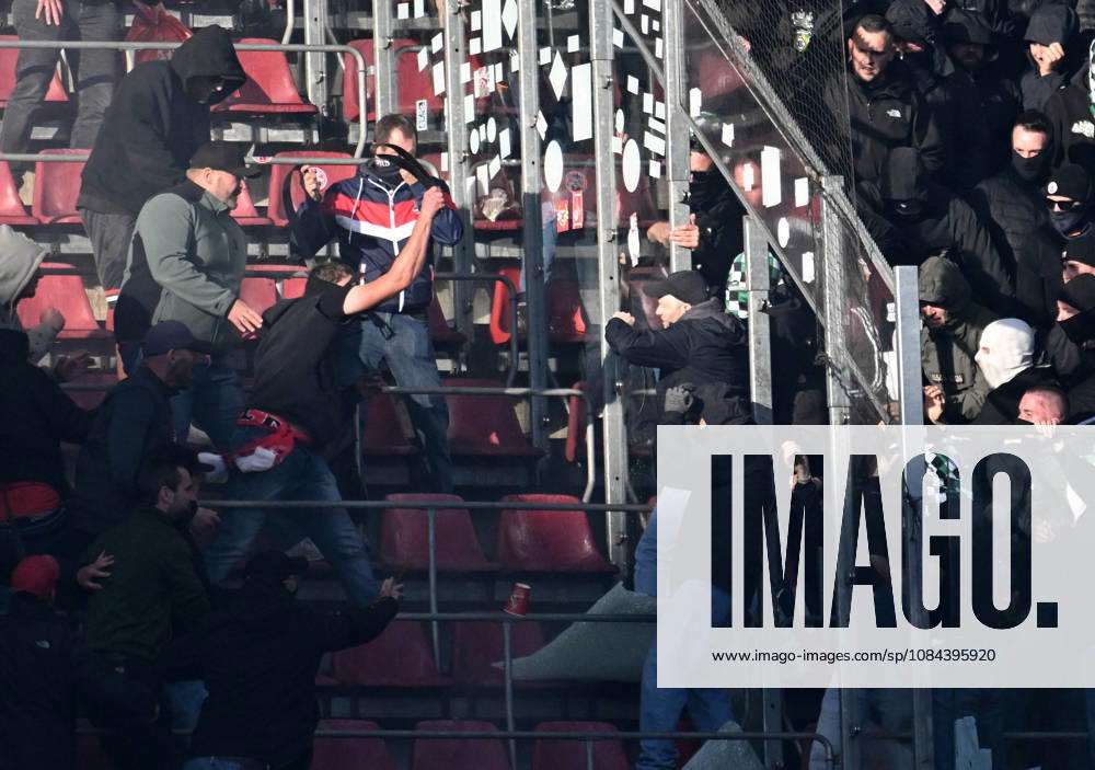 Fussball 1.Bundesliga, 1.FC Koeln - Borussia Mönchengladbach . Ultras und Hooligans vom 1.FC Köln , links und Mönchengladbach gehen in der Nordkurve aufeinander los. Koeln
