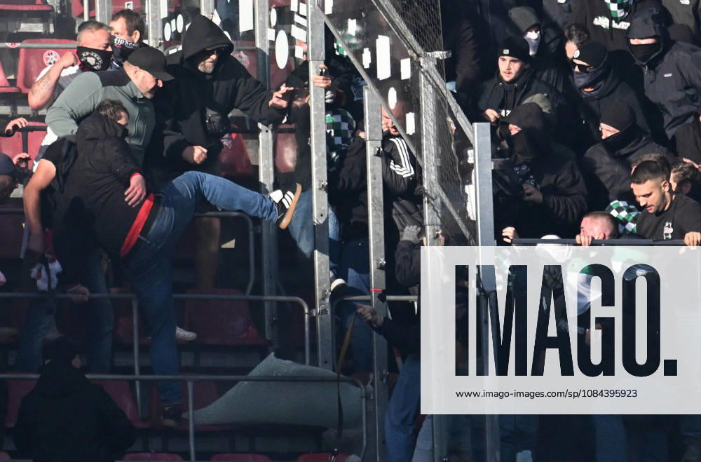 Fussball 1.Bundesliga, 1.FC Koeln - Borussia Mönchengladbach . Ultras und Hooligans vom 1.FC Köln , links und Mönchengladbach gehen in der Nordkurve aufeinander los. Koeln
