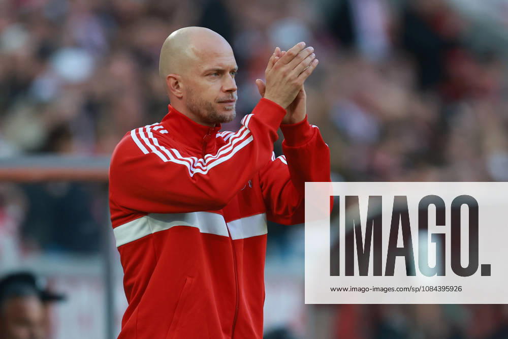 1. Bundesliga - 26 27 - 1. FC Köln - Borussia Mönchengladbach am 11.10.2026 im RheinEnergieSTADION in Köln Trainer Rene Wagner (Koeln) ist zufrieden, klatscht, klatschen, applaus, applaudiert