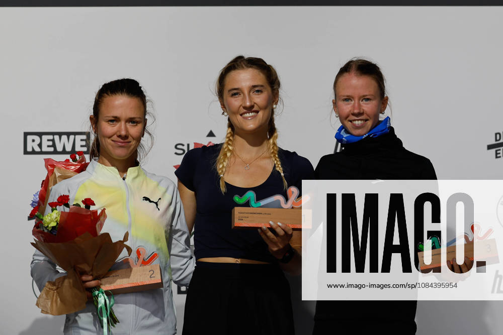 München Marathon 2026; München, 11.10.2026 Die drei erstplatzierten Frauen (v.l.n.r. Platz 2 Tereza HROCHOVÃ (CZE Munich Athletics), Siegerin Lisa REDLINGER (AUT TS Lustenau), Platz 3 Julie VOET (BEL) strahlen bei der Siegerehrung nach dem 10-km-Lauf im Rahmen des München Marathon 2026; München