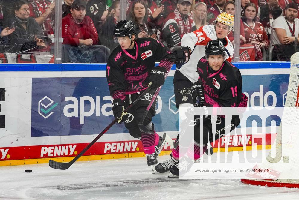 Eishockey Penny-DEL 8.Spieltag Kölner Haie - Nürnberg Ice Tigers am 11.10.2026 in der Lanxess Arena in Köln Carlos Händel ( Köln ), links - Josef Eham ( Nürnberg ), mitte - Frederik Storm ( Köln ), rechts Gemäß den Vorgaben der DEL Deutsche Eishockey Liga ist die Publikation und Weiterverwertung der Aufnahmen in elektronischen Medien und Endgeräten aller Art während des laufenden Spiels nicht zulässig.