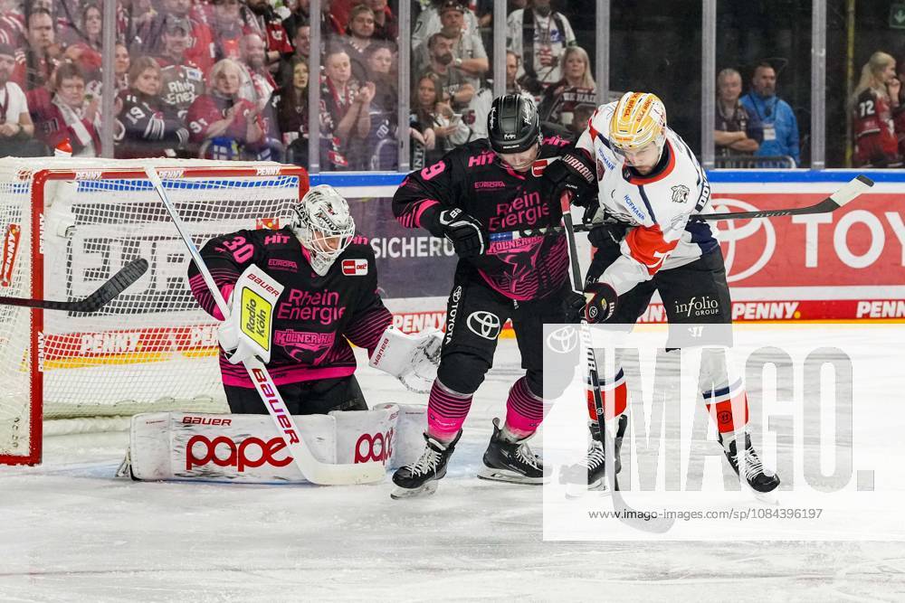 Eishockey Penny-DEL 8.Spieltag Kölner Haie - Nürnberg Ice Tigers am 11.10.2026 in der Lanxess Arena in Köln Janne Juvonen ( Köln ), links - Frederik Storm ( Köln ), mitte - Austin Magera ( Nürnberg ), rechts Gemäß den Vorgaben der DEL Deutsche Eishockey Liga ist die Publikation und Weiterverwertung der Aufnahmen in elektronischen Medien und Endgeräten aller Art während des laufenden Spiels nicht zulässig.