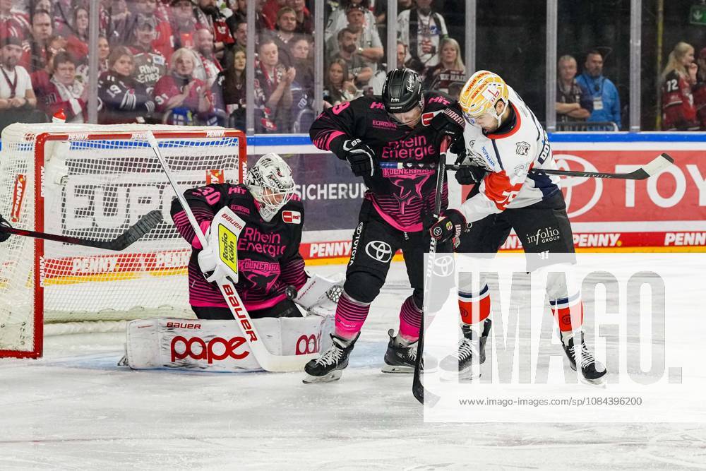 Eishockey Penny-DEL 8.Spieltag Kölner Haie - Nürnberg Ice Tigers am 11.10.2026 in der Lanxess Arena in Köln Janne Juvonen ( Köln ), links - Frederik Storm ( Köln ), mitte - Austin Magera ( Nürnberg ), rechts Gemäß den Vorgaben der DEL Deutsche Eishockey Liga ist die Publikation und Weiterverwertung der Aufnahmen in elektronischen Medien und Endgeräten aller Art während des laufenden Spiels nicht zulässig.