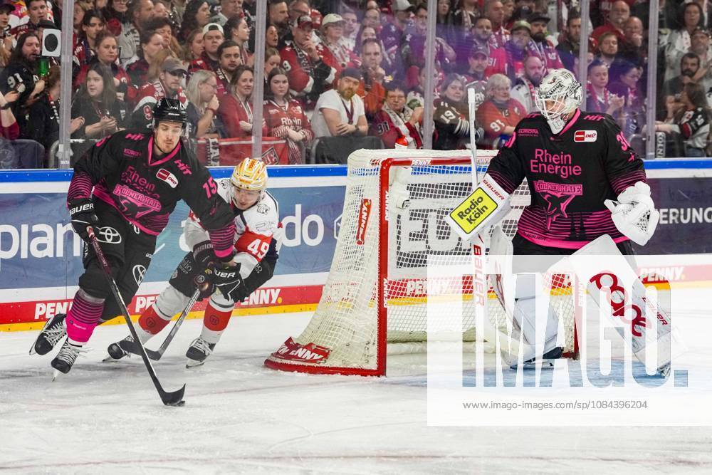 Eishockey Penny-DEL 8.Spieltag Kölner Haie - Nürnberg Ice Tigers am 11.10.2026 in der Lanxess Arena in Köln Louis-Marc Aubry ( Köln ), links - Tohmas Heigl ( Nürnberg ), mitte - Janne Juvonen ( Köln ), rechts Gemäß den Vorgaben der DEL Deutsche Eishockey Liga ist die Publikation und Weiterverwertung der Aufnahmen in elektronischen Medien und Endgeräten aller Art während des laufenden Spiels nicht zulässig.