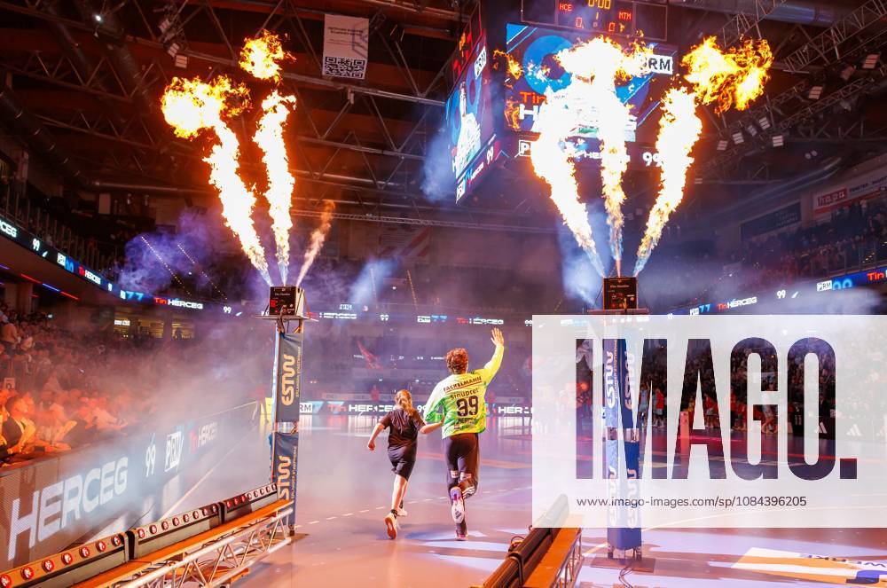 Handball - 1. Bundesliga OPEL HBL - Saison 2026 2027 - 08. Spieltag: HC Erlangen Metropolregion Nürnberg HCE - MT Melsungen - DaMa - - Tin Herceg (99, HC Erlangen HCE ) mit Einlaufkind
