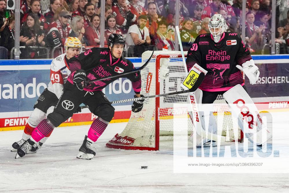 Eishockey Penny-DEL 8.Spieltag Kölner Haie - Nürnberg Ice Tigers am 11.10.2026 in der Lanxess Arena in Köln Tohmas Heigl ( Nürnberg ), links - Louis-Marc Aubry ( Köln ), mitte - Janne Juvonen ( Köln ), rechts Gemäß den Vorgaben der DEL Deutsche Eishockey Liga ist die Publikation und Weiterverwertung der Aufnahmen in elektronischen Medien und Endgeräten aller Art während des laufenden Spiels nicht zulässig.