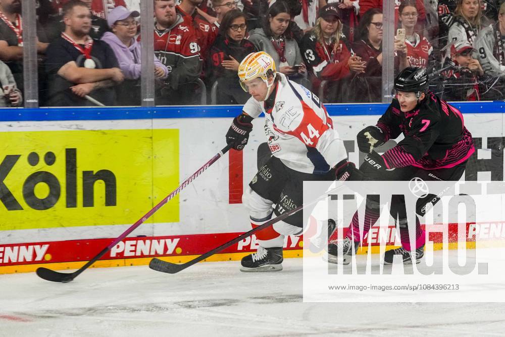 Eishockey Penny-DEL 8.Spieltag Kölner Haie - Nürnberg Ice Tigers am 11.10.2026 in der Lanxess Arena in Köln Josef Eham ( Nürnberg ), links - Carlos Händel ( Köln ), rechts Gemäß den Vorgaben der DEL Deutsche Eishockey Liga ist die Publikation und Weiterverwertung der Aufnahmen in elektronischen Medien und Endgeräten aller Art während des laufenden Spiels nicht zulässig.