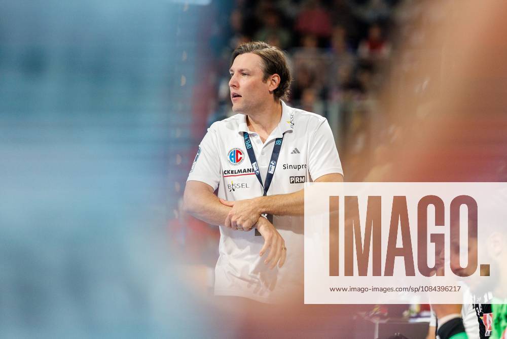 Handball - 1. Bundesliga OPEL HBL - Saison 2026 2027 - 08. Spieltag: HC Erlangen Metropolregion Nürnberg HCE - MT Melsungen - DaMa - - Johannes Sellin ( Trainer HC Erlangen HCE ) nachdenklich