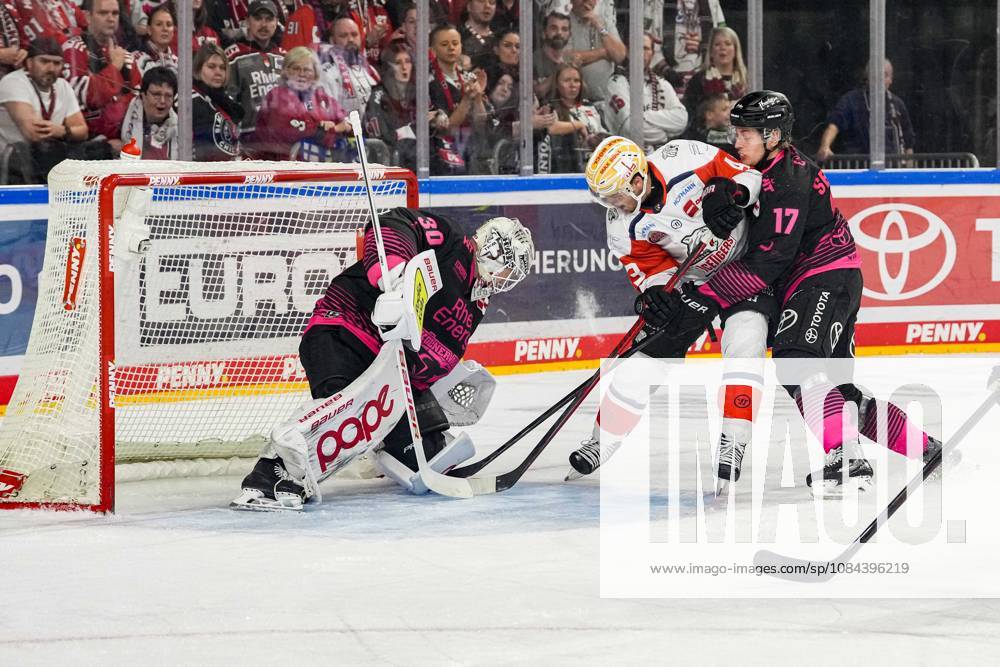 Eishockey Penny-DEL 8.Spieltag Kölner Haie - Nürnberg Ice Tigers am 11.10.2026 in der Lanxess Arena in Köln Janne Juvonen ( Köln ), links - Greg Meireles ( Nürnberg ), mitte - Jan Luca Sennhenn ( Köln ), rechts Gemäß den Vorgaben der DEL Deutsche Eishockey Liga ist die Publikation und Weiterverwertung der Aufnahmen in elektronischen Medien und Endgeräten aller Art während des laufenden Spiels nicht zulässig.