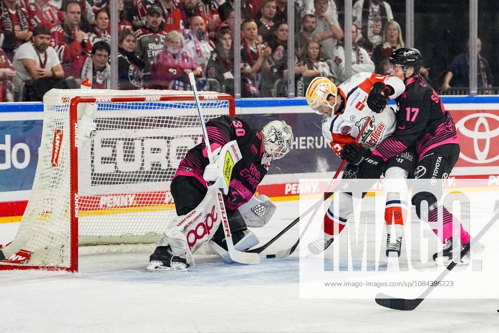 Eishockey Penny-DEL 8.Spieltag Kölner Haie - Nürnberg Ice Tigers am 11.10.2026 in der Lanxess Arena in Köln Janne Juvonen ( Köln ), links - Greg Meireles ( Nürnberg ), mitte - Jan Luca Sennhenn ( Köln ), rechts Gemäß den Vorgaben der DEL Deutsche Eishockey Liga ist die Publikation und Weiterverwertung der Aufnahmen in elektronischen Medien und Endgeräten aller Art während des laufenden Spiels nicht zulässig.