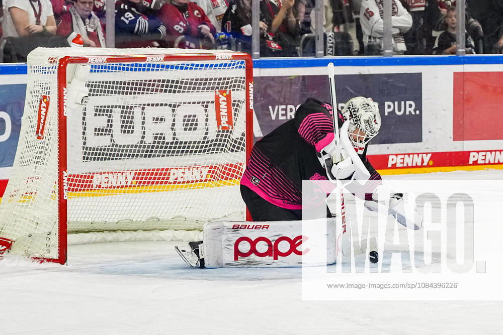 Eishockey Penny-DEL 8.Spieltag Kölner Haie - Nürnberg Ice Tigers am 11.10.2026 in der Lanxess Arena in Köln Janne Juvonen ( Köln ), wehrt einen Nürnberger Torschuss erfolgreich ab Gemäß den Vorgaben der DEL Deutsche Eishockey Liga ist die Publikation und Weiterverwertung der Aufnahmen in elektronischen Medien und Endgeräten aller Art während des laufenden Spiels nicht zulässig.