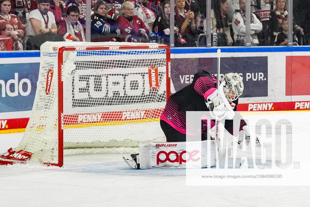 Eishockey Penny-DEL 8.Spieltag Kölner Haie - Nürnberg Ice Tigers am 11.10.2026 in der Lanxess Arena in Köln Janne Juvonen ( Köln ), wehrt einen Nürnberger Torschuss erfolgreich ab Gemäß den Vorgaben der DEL Deutsche Eishockey Liga ist die Publikation und Weiterverwertung der Aufnahmen in elektronischen Medien und Endgeräten aller Art während des laufenden Spiels nicht zulässig.