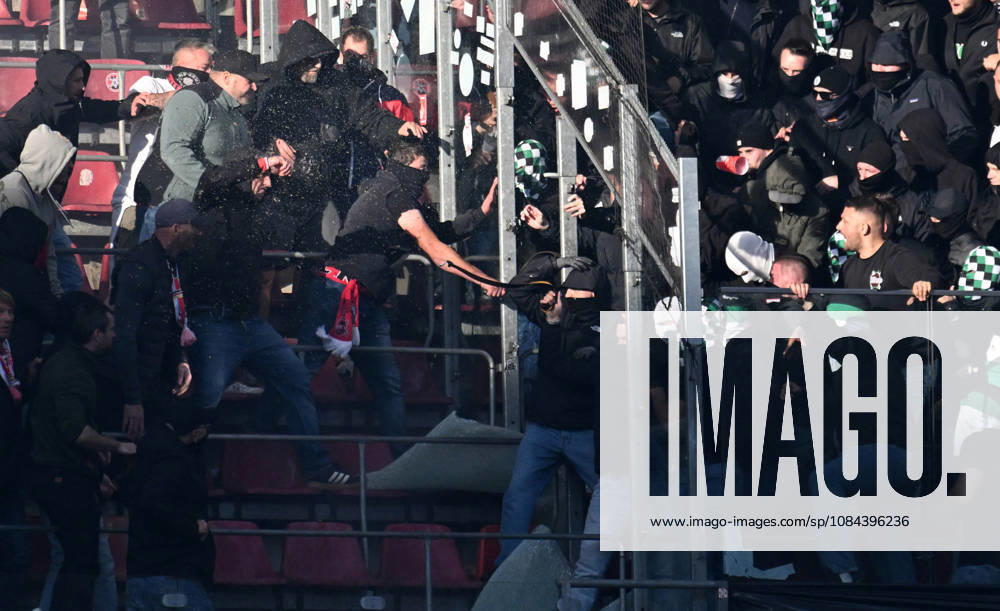 Fussball 1.Bundesliga, 1.FC Koeln - Borussia Mönchengladbach . Ultras und Hooligans vom 1.FC Köln , links und Mönchengladbach gehen in der Nordkurve aufeinander los. Koeln