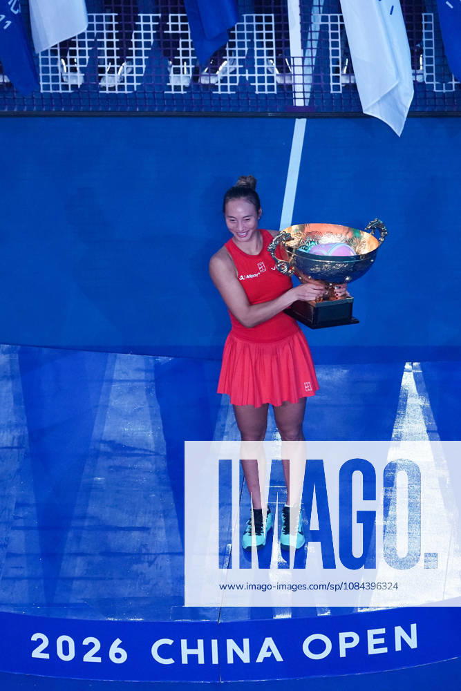 (261011) -- BEIJING, Oct. 11, 2026 -- Zheng Qinwen poses with the trophy during the awarding ceremony after the women s singles final between Zheng Qinwen of China and Mirra Andreeva of Russia at 2026 China Open tennis tournament in Beijing, China, Oct. 11, 2026. ) (SP)CHINA-BEIJING-TENNIS-CHINA OPEN-WOMEN S SINGLES-FINAL (CN) JuxHuanzong