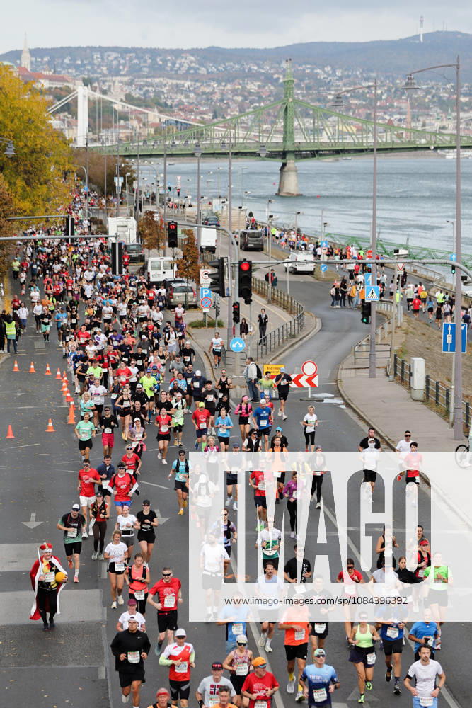 (261011) -- BUDAPEST, Oct. 11, 2026 -- Runners compete during the 41st SPAR Budapest Marathon in Budapest, Hungary, Oct. 11, 2026. ) (SP)HUNGARY-BUDAPEST-BUDAPEST MARATHON HuxZhixuan