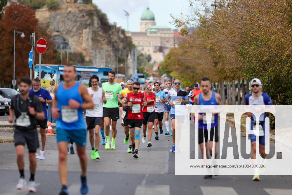 (261011) -- BUDAPEST, Oct. 11, 2026 -- Runners compete during the 41st SPAR Budapest Marathon in Budapest, Hungary, Oct. 11, 2026. ) (SP)HUNGARY-BUDAPEST-BUDAPEST MARATHON HuxZhixuan