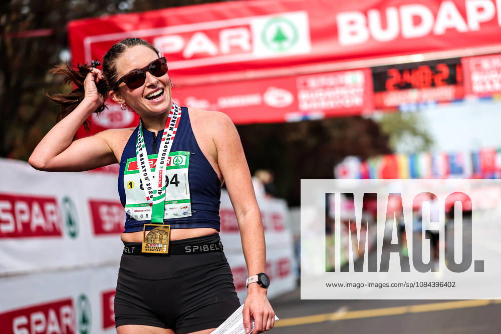 (261011) -- BUDAPEST, Oct. 11, 2026 -- Catherine Wimmer of the United States poses with her medal after winning the women s race at the 41st SPAR Budapest Marathon in Budapest, Hungary, Oct. 11, 2026. (Photo by Xinhua) (SP)HUNGARY-BUDAPEST-BUDAPEST MARATHON DavidxBalogh