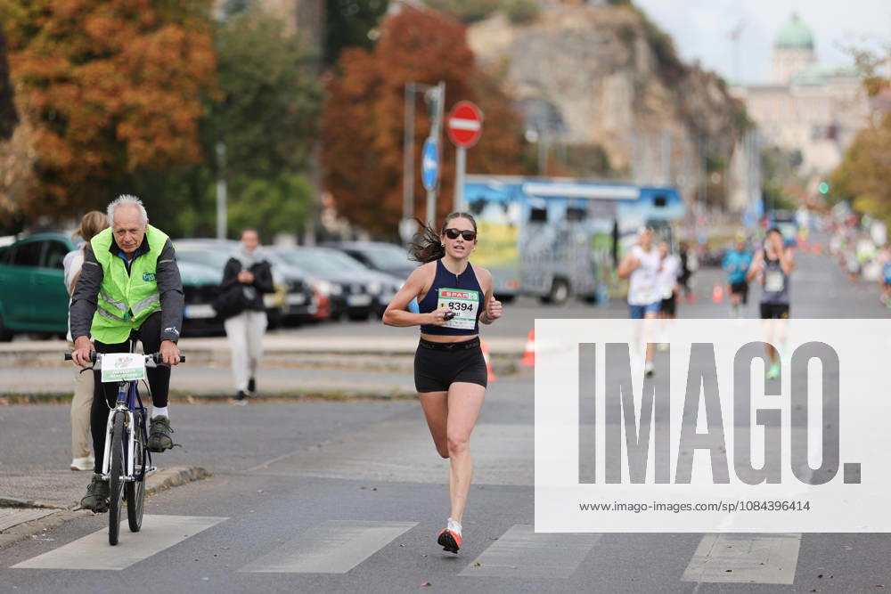 (261011) -- BUDAPEST, Oct. 11, 2026 -- Catherine Wimmer of the United States competes during the 41st SPAR Budapest Marathon in Budapest, Hungary, Oct. 11, 2026. ) (SP)HUNGARY-BUDAPEST-BUDAPEST MARATHON HuxZhixuan
