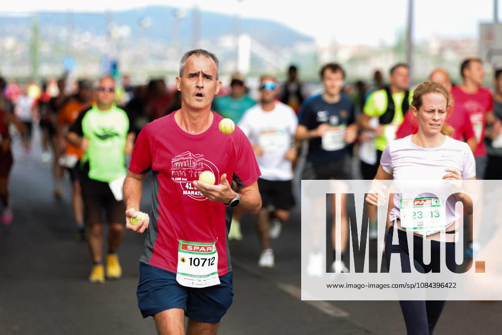 (261011) -- BUDAPEST, Oct. 11, 2026 -- Runners compete during the 41st SPAR Budapest Marathon in Budapest, Hungary, Oct. 11, 2026. ) (SP)HUNGARY-BUDAPEST-BUDAPEST MARATHON HuxZhixuan