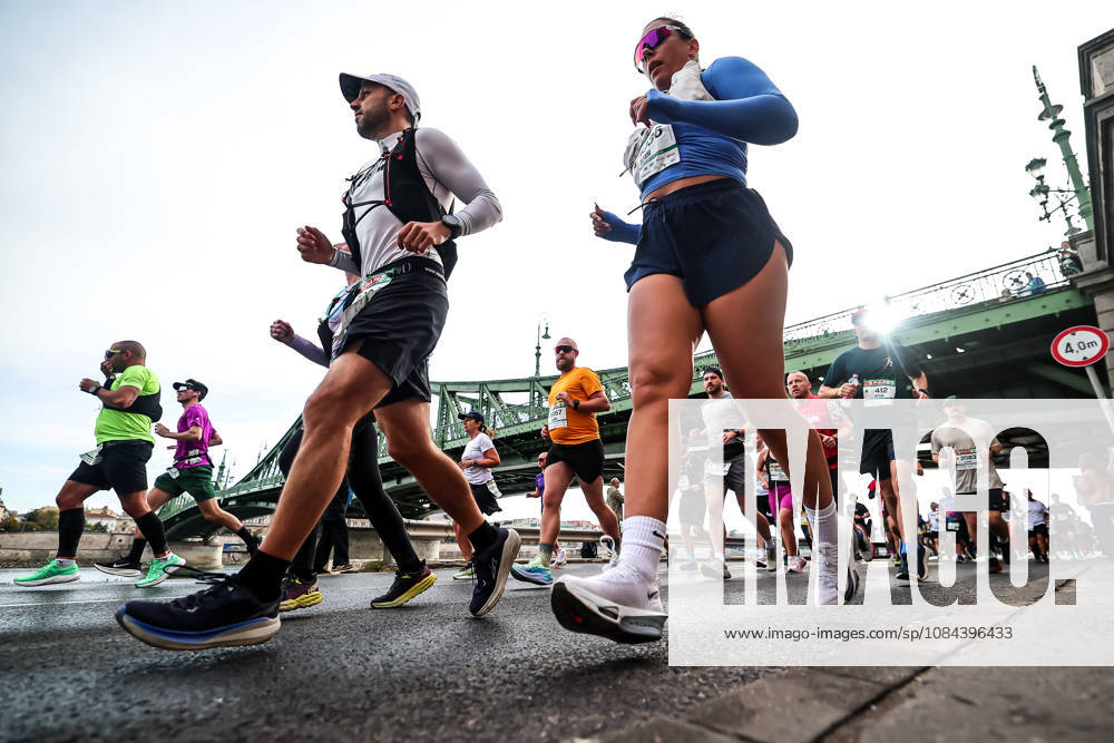 (261011) -- BUDAPEST, Oct. 11, 2026 -- Runners compete during the 41st SPAR Budapest Marathon in Budapest, Hungary, Oct. 11, 2026. (Photo by Xinhua) (SP)HUNGARY-BUDAPEST-BUDAPEST MARATHON DavidxBalogh