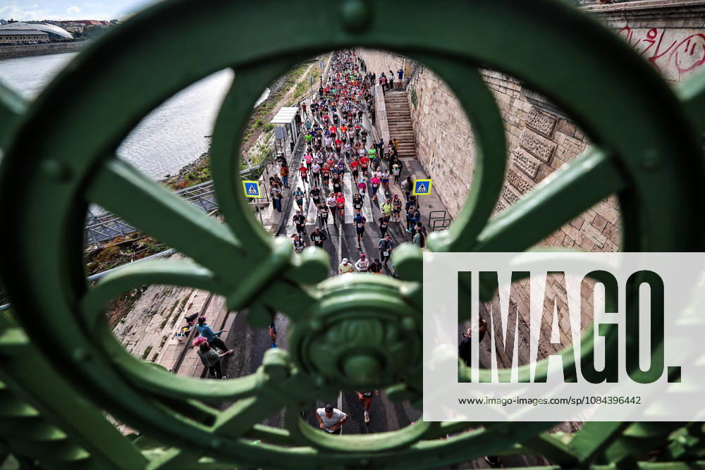 (261011) -- BUDAPEST, Oct. 11, 2026 -- Runners compete during the 41st SPAR Budapest Marathon in Budapest, Hungary, Oct. 11, 2026. (Photo by Xinhua) (SP)HUNGARY-BUDAPEST-BUDAPEST MARATHON DavidxBalogh
