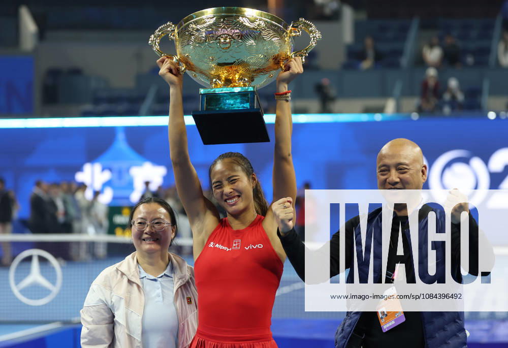 (261011) -- BEIJING, Oct. 11, 2026 -- Zheng Qinwen (C) poses with the trophy during the awarding ceremony after the women s singles final between Zheng Qinwen of China and Mirra Andreeva of Russia at 2026 China Open tennis tournament in Beijing, China, Oct. 11, 2026. ) (SP)CHINA-BEIJING-TENNIS-CHINA OPEN-WOMEN S SINGLES-FINAL (CN) ZhangxChenlin