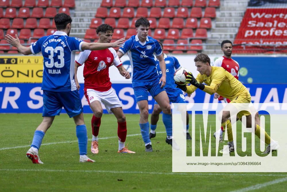 Regionalliga Nordost -Saison 26 27 Hallescher FC vs.RSV Eintracht 1949 e.V. Halle, Deutschland 11.Oktober 2026: Im Bild:v.li.Aleksandar Bilbija (RSV), Soufian Benyamina (Halle), Kajetan Herrmann (RSV) und Torhueter Linus Löffler Loeffler (RSV) Halle Saale Leuna Chemie Stadion Sachsen-Anhalt Deutschland