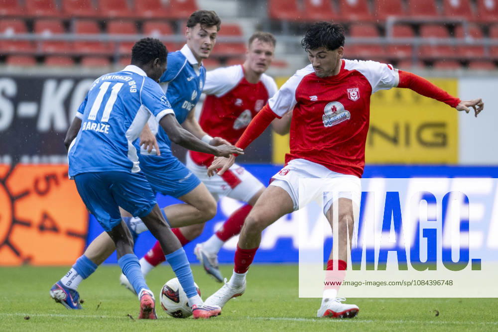 Regionalliga Nordost -Saison 26 27 Hallescher FC vs.RSV Eintracht 1949 e.V. Halle, Deutschland 11.Oktober 2026: Im Bild:v.li.Isma Baraze Adam (RSV) und Burim Halili (Halle) Halle Saale Leuna Chemie Stadion Sachsen-Anhalt Deutschland