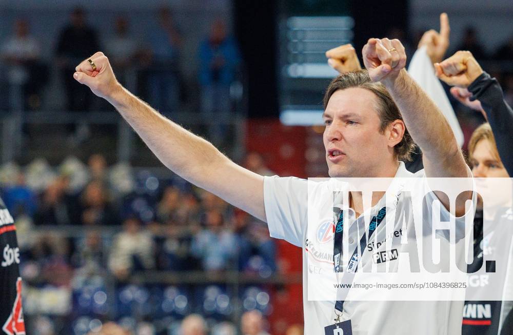Handball - 1. Bundesliga OPEL HBL - Saison 2026 2027 - 08. Spieltag: HC Erlangen Metropolregion Nürnberg HCE - MT Melsungen - DaMa - - Johannes Sellin ( Trainer HC Erlangen HCE ) ballt Faust Fäuste