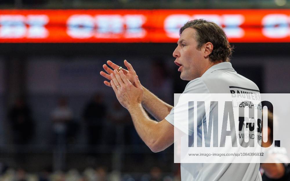 Handball - 1. Bundesliga OPEL HBL - Saison 2026 2027 - 08. Spieltag: HC Erlangen Metropolregion Nürnberg HCE - MT Melsungen - DaMa - - Johannes Sellin ( Trainer HC Erlangen HCE ) applaudiert klatscht in die Hände
