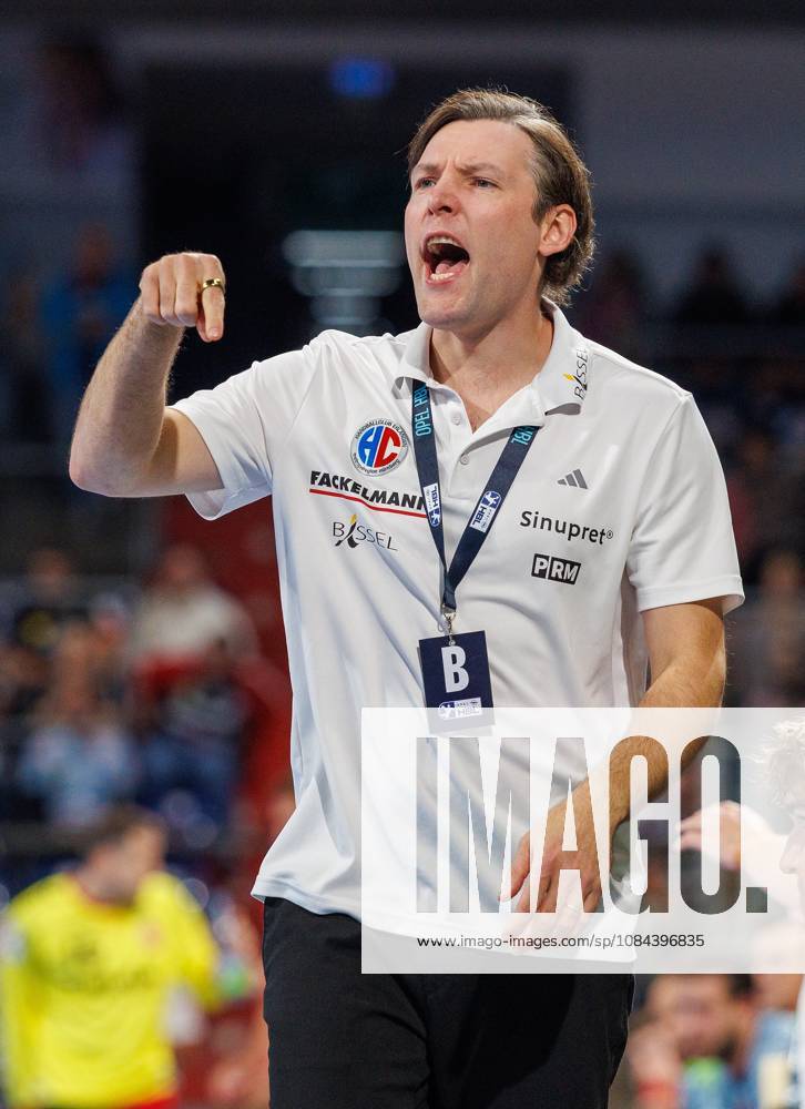Handball - 1. Bundesliga OPEL HBL - Saison 2026 2027 - 08. Spieltag: HC Erlangen Metropolregion Nürnberg HCE - MT Melsungen - DaMa - - Johannes Sellin ( Trainer HC Erlangen HCE ) zeigt an gestikuliert dirigiert gibt Anweisungen