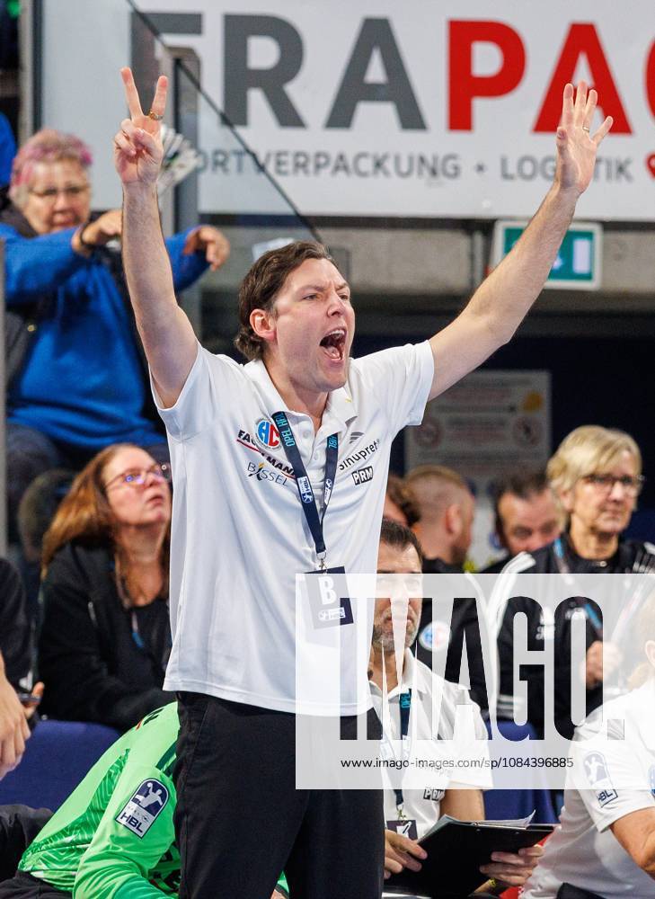 Handball - 1. Bundesliga OPEL HBL - Saison 2026 2027 - 08. Spieltag: HC Erlangen Metropolregion Nürnberg HCE - MT Melsungen - DaMa - - Johannes Sellin ( Trainer HC Erlangen HCE ) zeigt an gestikuliert dirigiert gibt Anweisungen