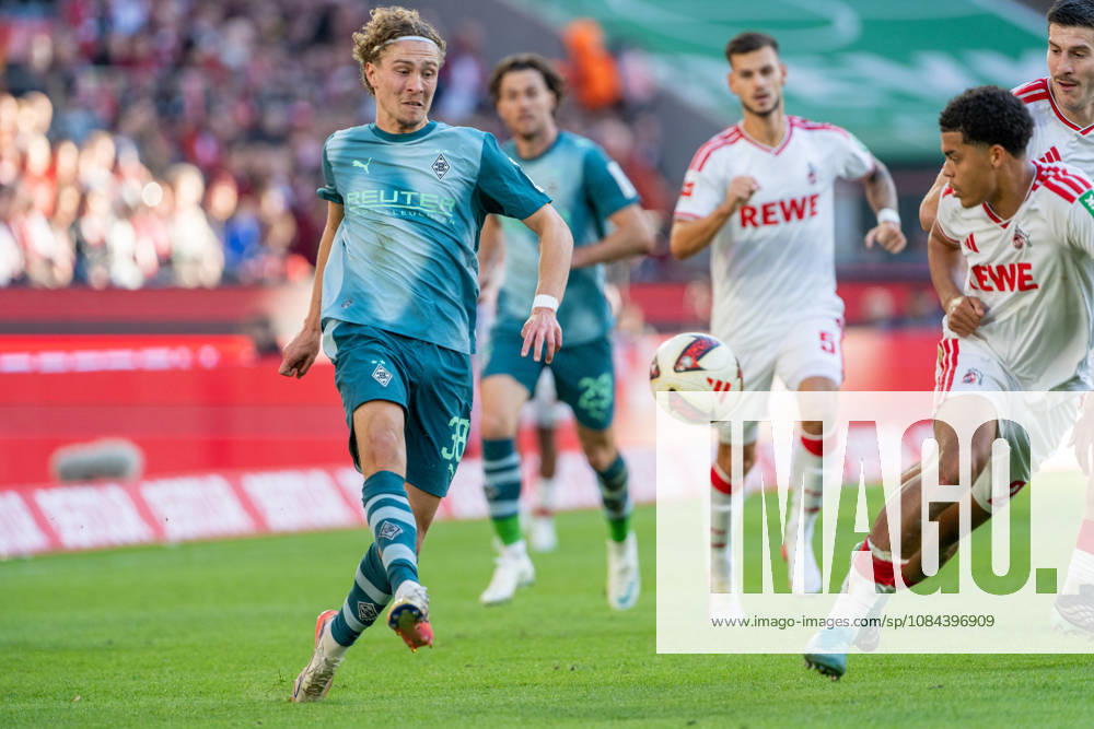 Hugo Bolin (Borussia Moenchengladbach, 38) mit einem Pass im äzw mit Jahmai Simpson-Pusey (1.FC Koeln, 22) 1.FC Köln vs. Borussia Moenchengladbach, Fussball, Bundesliga, 5.Spieltag, Saison 2026 27, 12.10.2026, DFL REGULATIONS PROHIBIT ANY USE OF PHOTOGRAPHS AS IMAGE SEQUENCES AND OR QUASI-VIDEO, 1.FC Köln vs. Borussia Moenchengladbach, Fussball, Bundesliga, 5.Spieltag, Saison 2026 27, 12.10.2026 Köln