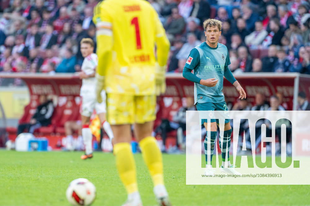 Marvin Schwaebe (1.FC Koeln, 01) wird beobachtet von Robin Hack (Borussia Moenchengladbach, 25) 1.FC Köln vs. Borussia Moenchengladbach, Fussball, Bundesliga, 5.Spieltag, Saison 2026 27, 12.10.2026, DFL REGULATIONS PROHIBIT ANY USE OF PHOTOGRAPHS AS IMAGE SEQUENCES AND OR QUASI-VIDEO, 1.FC Köln vs. Borussia Moenchengladbach, Fussball, Bundesliga, 5.Spieltag, Saison 2026 27, 12.10.2026 Köln