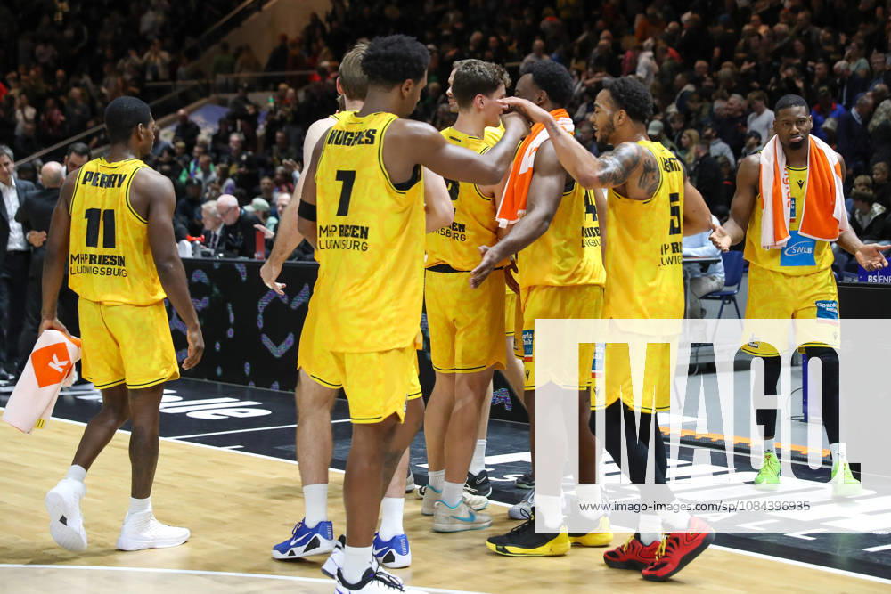 Basketball - easyCredit BBL, Basketball Loewen Braunschweig - MHP RIESEN Ludwigsburg, v.l. Ludwigsburg Jubel ueber den Sieg, Jubel nach Spielende Braunschweig