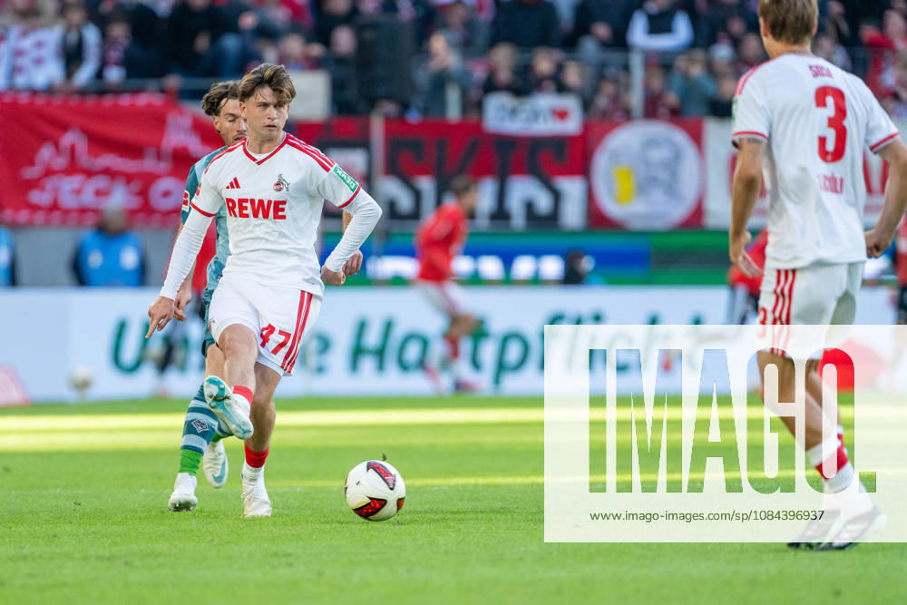 Mikey Moore (1.FC Koeln, 47) am Ball im Zweikampf mit Philipp Sander (Borussia Moenchengladbach, 16) passt zurueck 1.FC Köln vs. Borussia Moenchengladbach, Fussball, Bundesliga, 5.Spieltag, Saison 2026 27, 12.10.2026, DFL REGULATIONS PROHIBIT ANY USE OF PHOTOGRAPHS AS IMAGE SEQUENCES AND OR QUASI-VIDEO, 1.FC Köln vs. Borussia Moenchengladbach, Fussball, Bundesliga, 5.Spieltag, Saison 2026 27, 12.10.2026 Köln