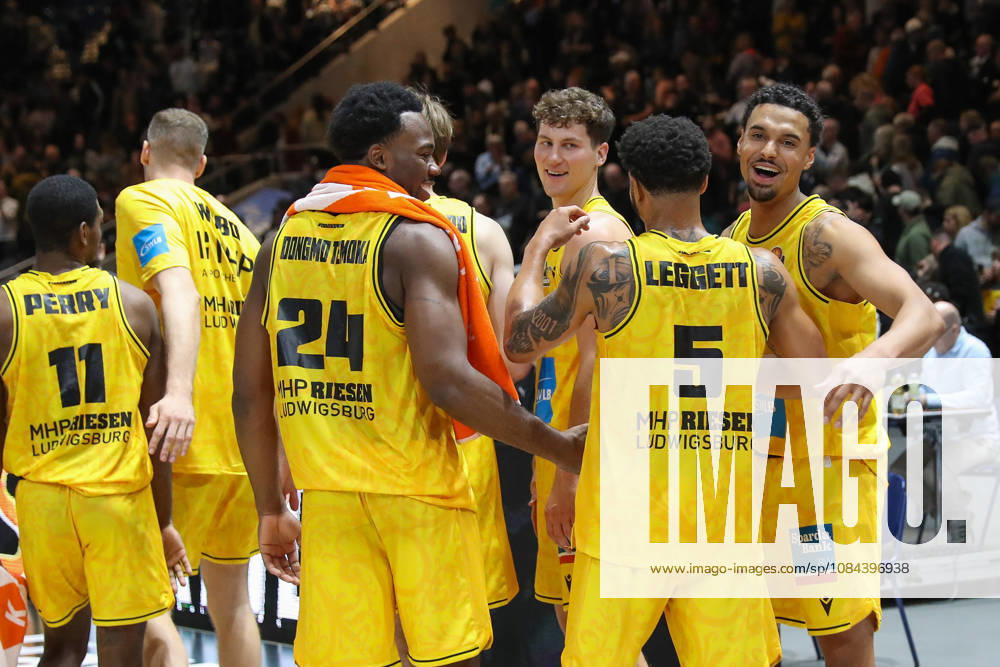 Basketball - easyCredit BBL, Basketball Loewen Braunschweig - MHP RIESEN Ludwigsburg, v.l. Ludwigsburg Jubel ueber den Sieg, Jubel nach Spielende Braunschweig