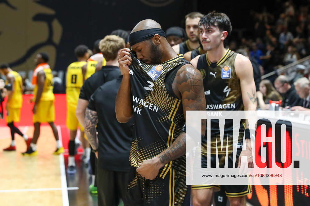 Basketball - easyCredit BBL, Basketball Loewen Braunschweig - MHP RIESEN Ludwigsburg, v.l. Dejour Reaves (Braunschweig, 3) enttaeuscht, schaut enttaeuscht, niedergeschlagen, disappointed Braunschweig