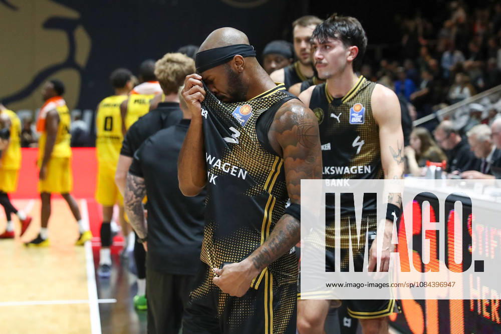 Basketball - easyCredit BBL, Basketball Loewen Braunschweig - MHP RIESEN Ludwigsburg, v.l. Dejour Reaves (Braunschweig, 3) enttaeuscht, schaut enttaeuscht, niedergeschlagen, disappointed Braunschweig