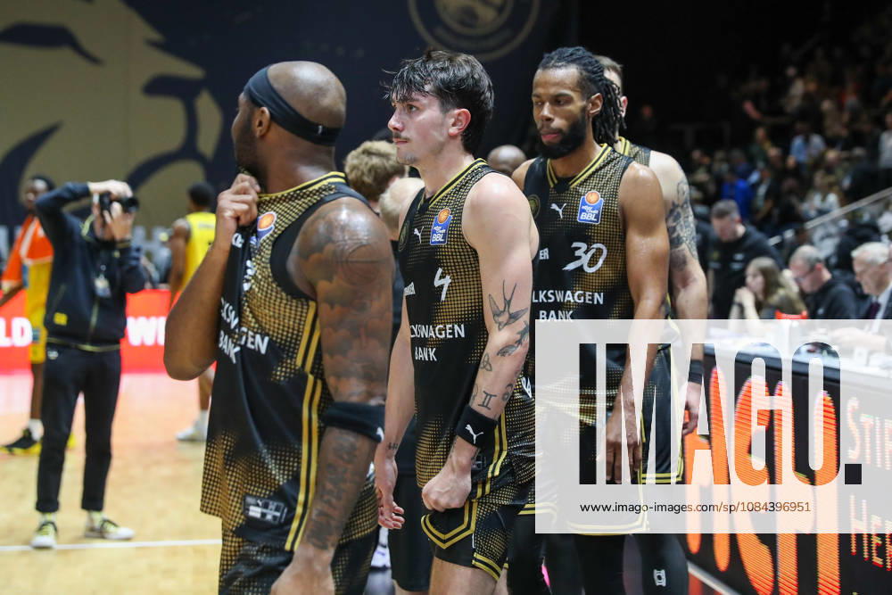 Basketball - easyCredit BBL, Basketball Loewen Braunschweig - MHP RIESEN Ludwigsburg, v.l. Gian Aydinoglu (Braunschweig, 4), Chip Flanigan (Braunschweig, 30) enttaeuscht, schaut enttaeuscht, niedergeschlagen, disappointed Braunschweig