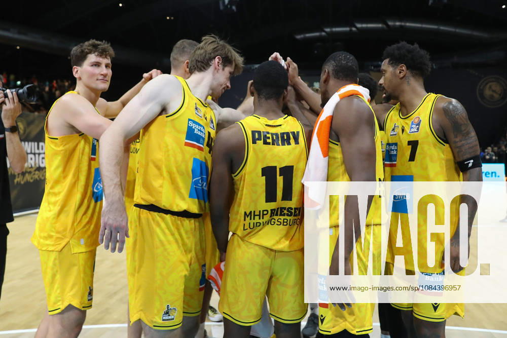 Basketball - easyCredit BBL, Basketball Loewen Braunschweig - MHP RIESEN Ludwigsburg, v.l. Ludwigsburg Jubel ueber den Sieg, Jubel nach Spielende Braunschweig