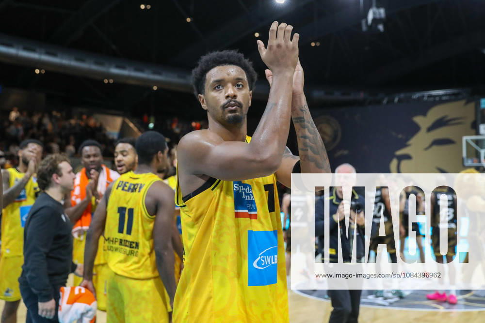 Basketball - easyCredit BBL, Basketball Loewen Braunschweig - MHP RIESEN Ludwigsburg, v.l. Elijah Hughes (Ludwigsburg, 7) Jubel ueber den Sieg, Jubel nach Spielende Braunschweig